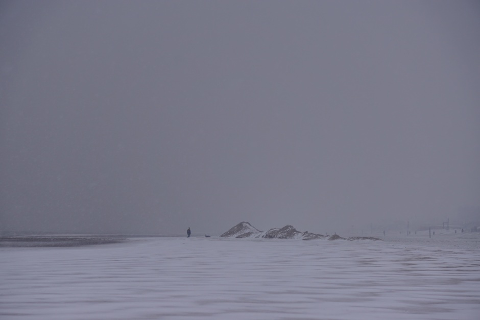 Zandvoortsstrand Veranderd in de Noordpool door een klein laagje sneeuw