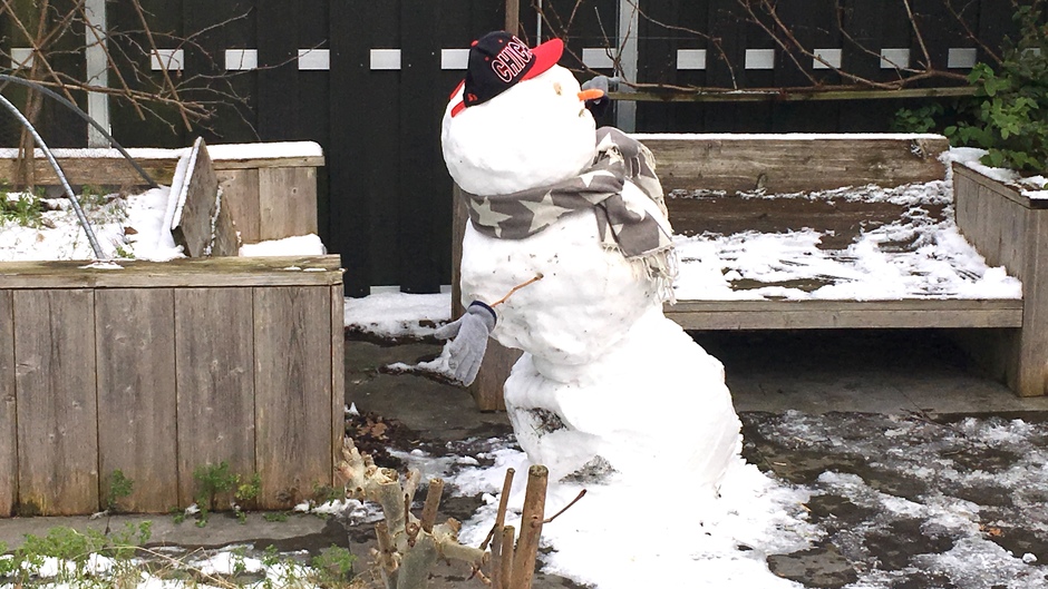 De grootste sneeuw pop van Sassenheim 