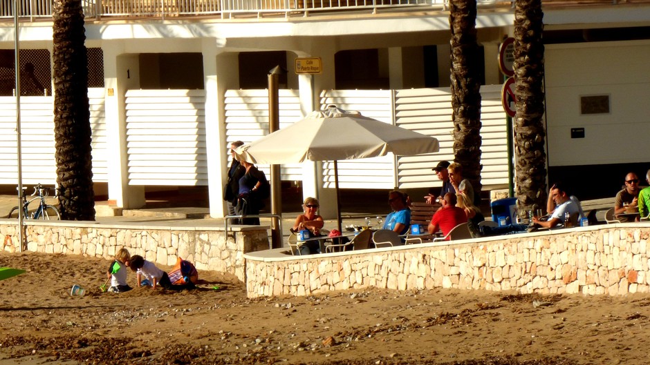 El Portet, mensen op terras en kinderen op het strand! 20 graden