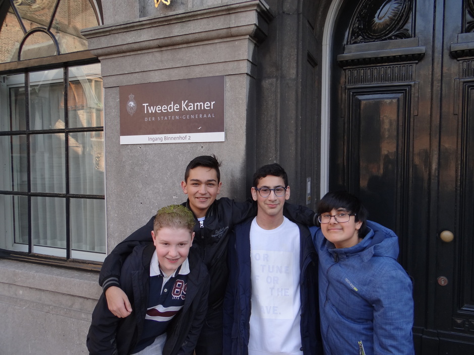 Vier vrolijke jongens op het Binnenhof. 