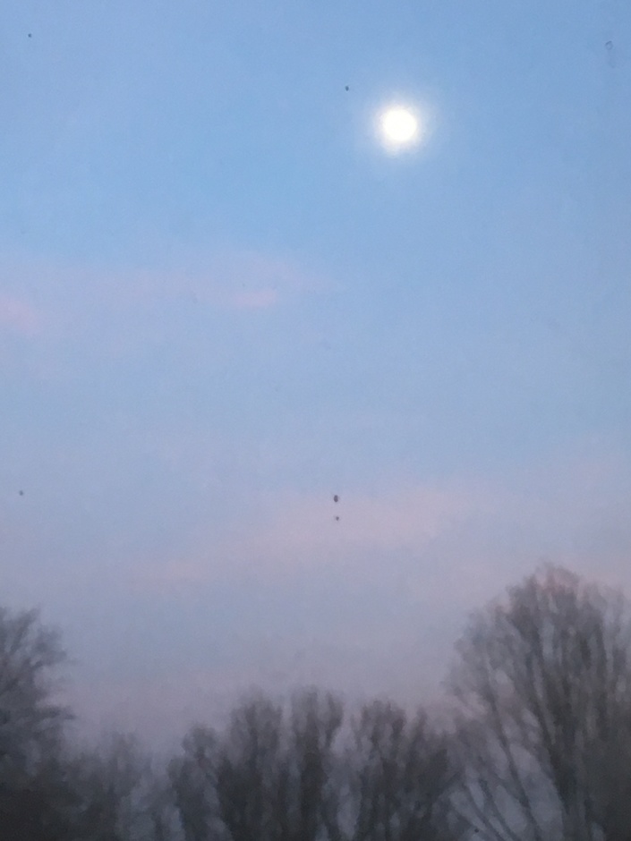 De maan tijdens de zonsondergang