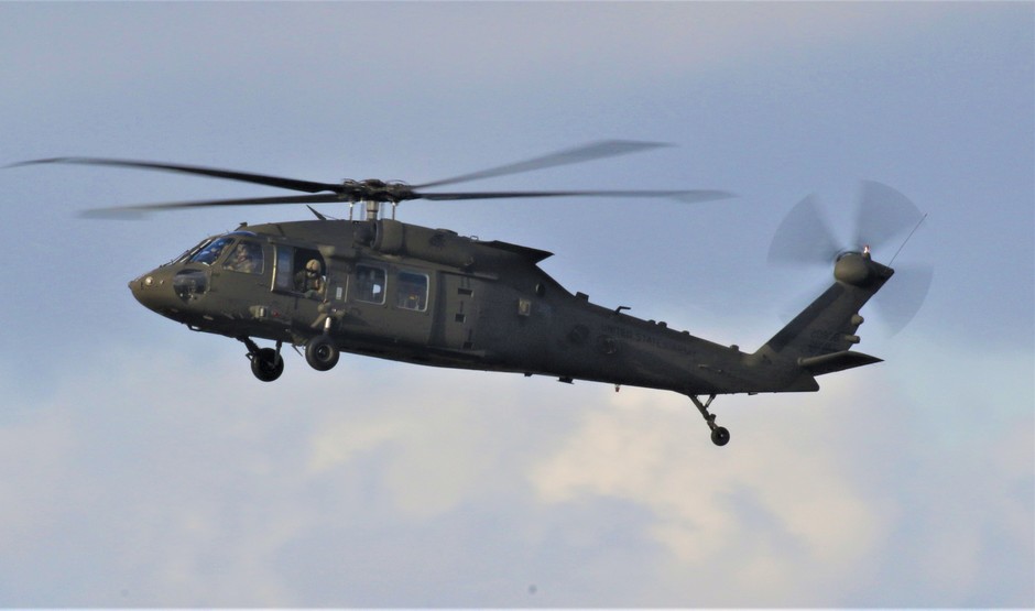 20190219 Een UH-60 helicopter van het amerikaanse leger, komt op bezoek op vlb Eindhoven, bij halfbewolkt weer