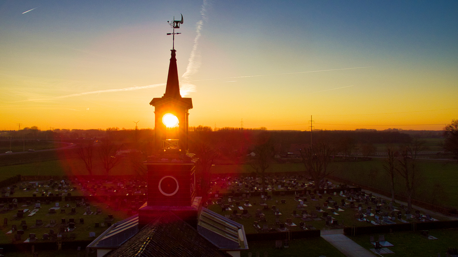 Zonsondergang gezien door de kerktoren van Luinjeberd.