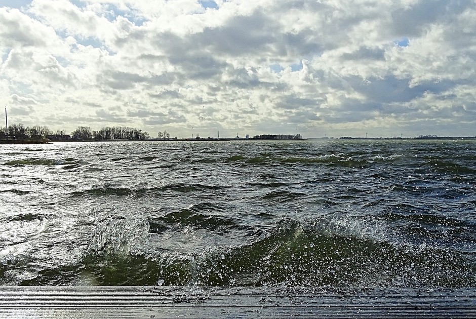 Harde wind langs het Veluwemeer.