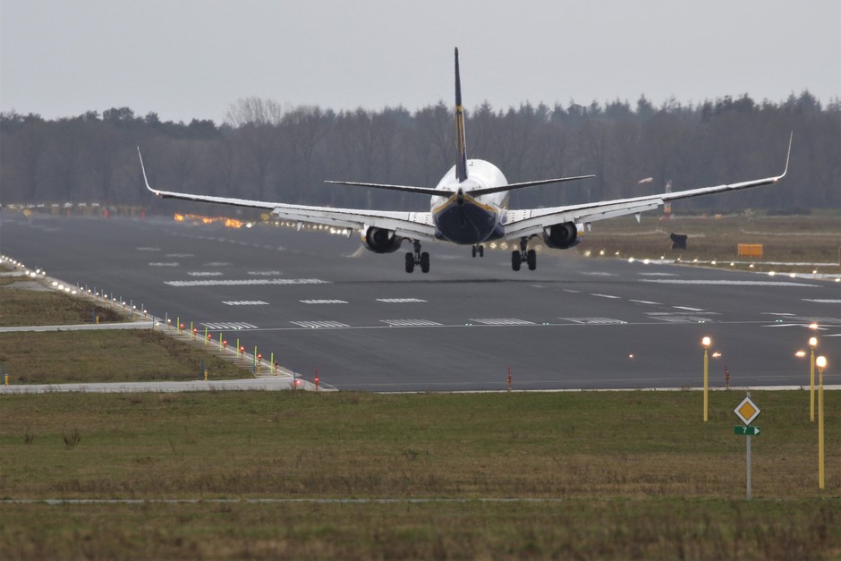 20190311 Crosswind landing op Eindhoven Airport tijdens forse dwarswind