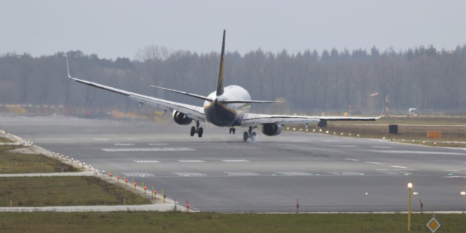 20190311 Crosswind landing op Eindhoven Airport tijdens forse dwarswind