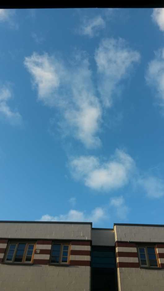 Wolken en blauwe-lucht