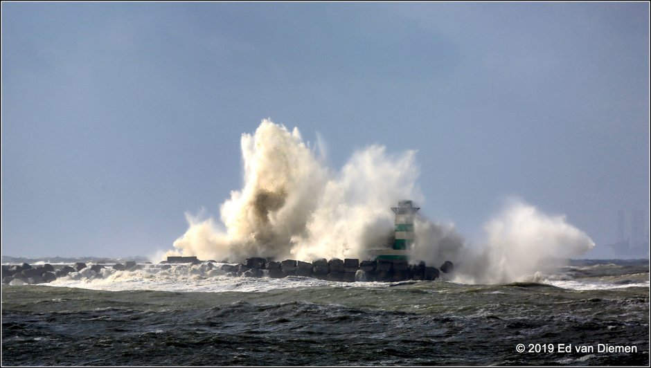 Storm teisterde de havenhoofden van IJmuiden 
