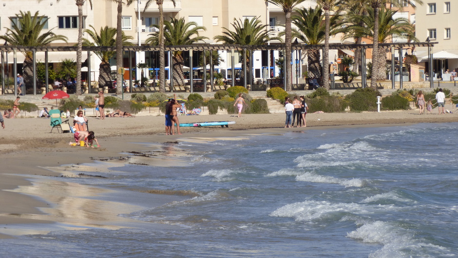 strand Moraira, drukte mij zomerse temperatuur. Costa Blanca snakt naar water!!!