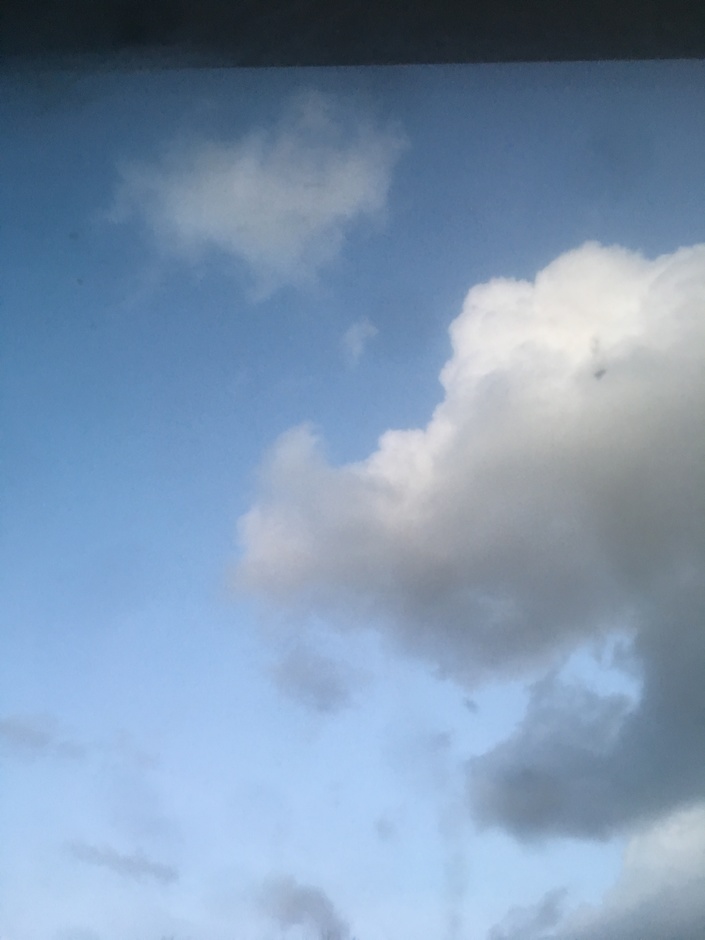 Wolken en blauwe-lucht.