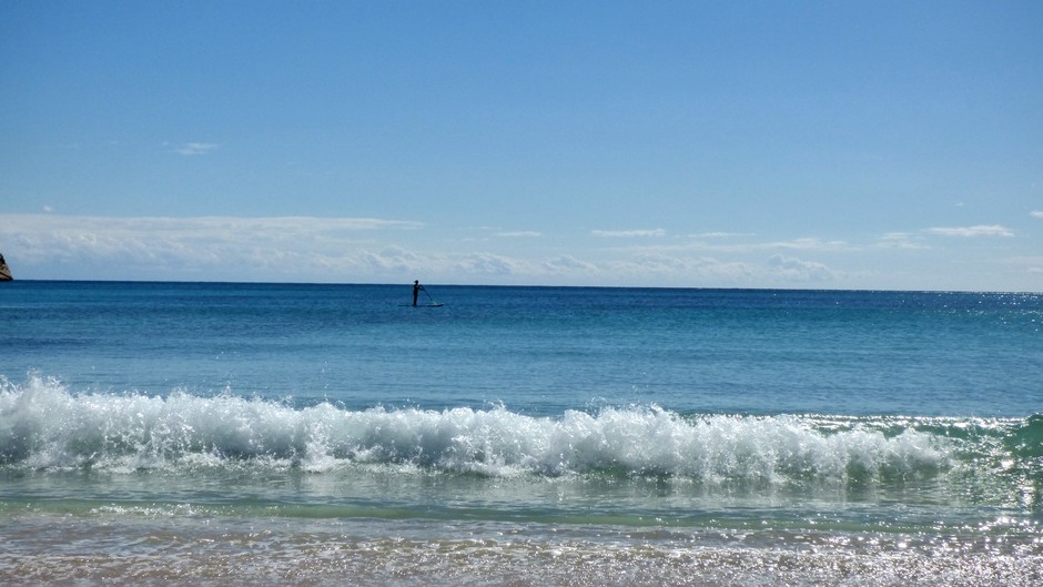 Middellandse zee met eenzame surfer; tijdstip 15:00 uur