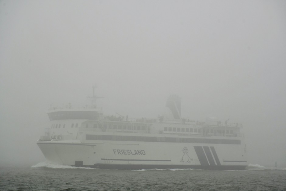 Veerboot in de mist , zicht < 250 m.