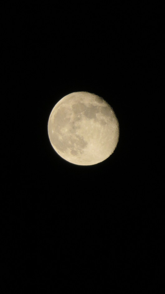 De maan; 23-3: 01.30 rechts boven zie je een kraterrandje
