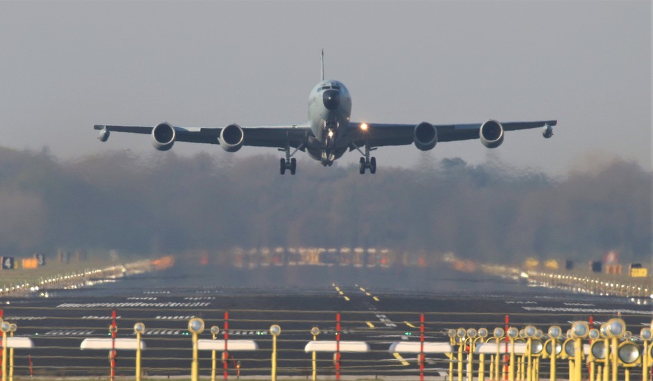 20190411 Franse Luchtmacht C-135F  tankvliegtuig bij vertrek van vlb Eindhoven ter ondersteuning van de oefening FrisianFlag, bij mooi zonnig weer.