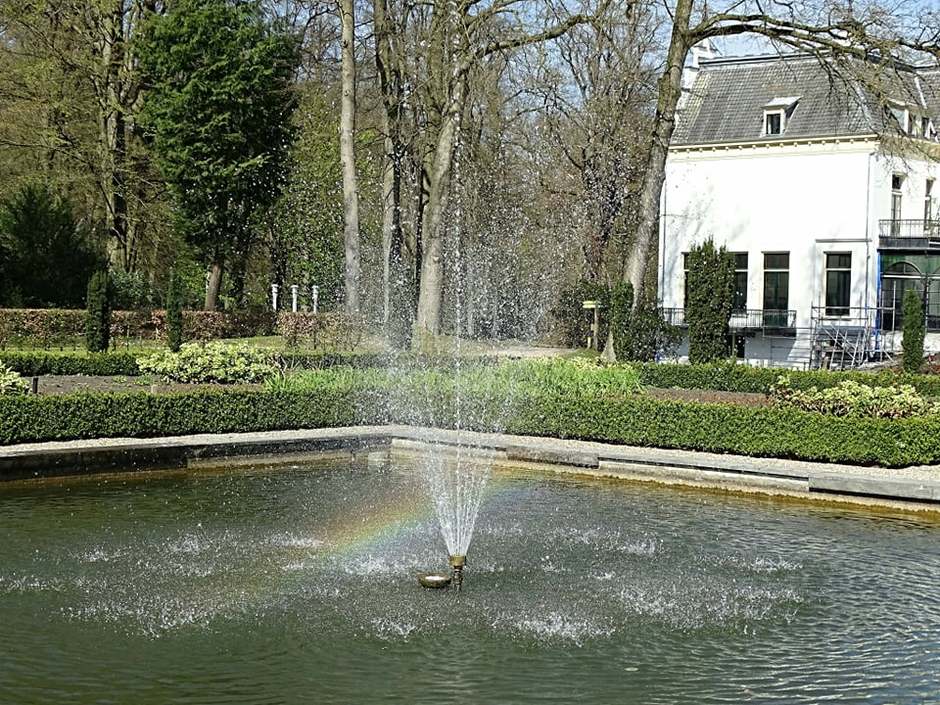 Regenboog in fontein bij kasteel Staverden in Staverden.