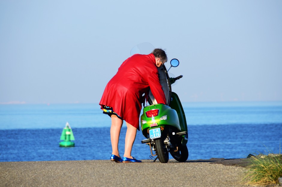 Met de scooter langs de kust