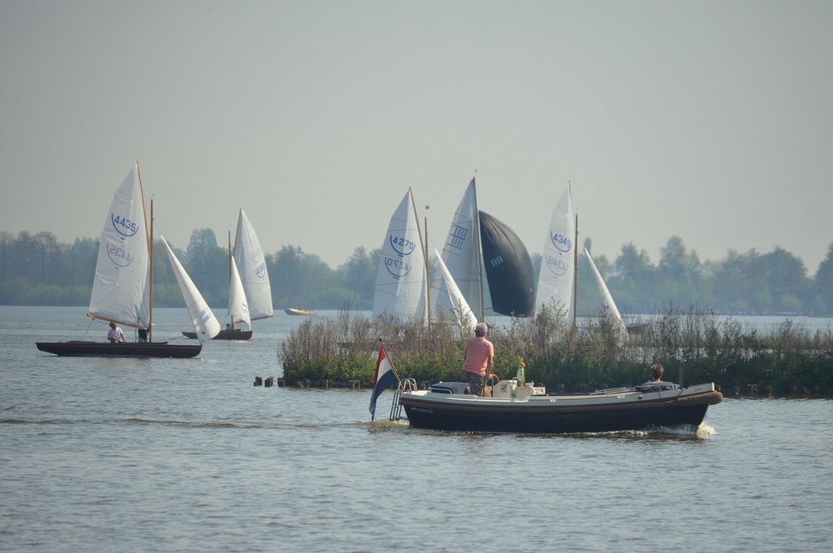 Veel mensen met hun bootje op het water van de Reeuwijkse plassen!