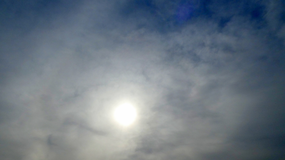 deze ochtend is wat meer bewolkt met een vage halo om de zon