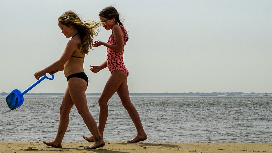 Een van de laatste zonnige warme dagen voor bikini Vlissingen zld