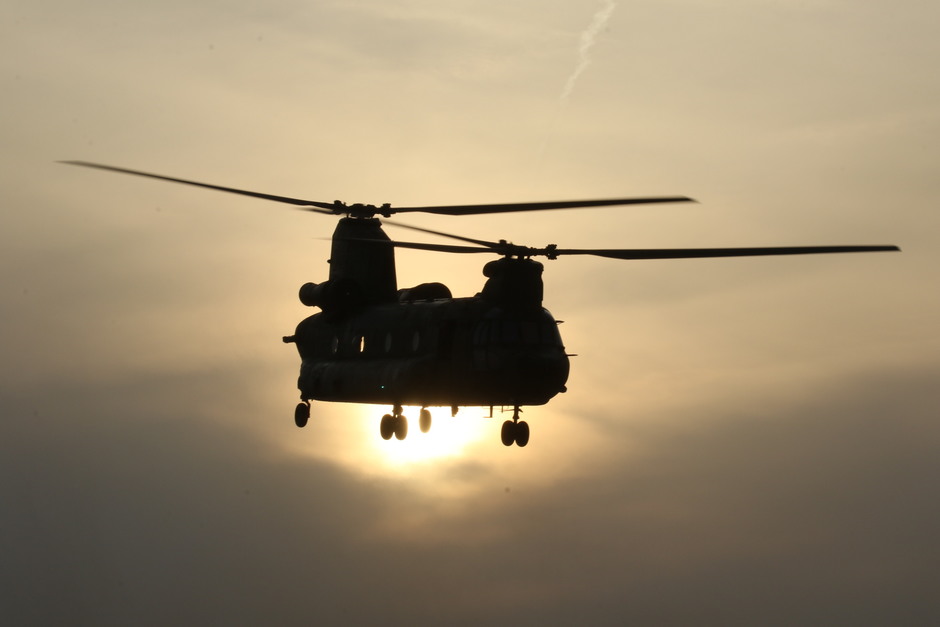 20190423 2 Koninklijke Luchtmacht Chinooks kwamen vanavond 'brownout' landingen oefenen nabij Oirschot
