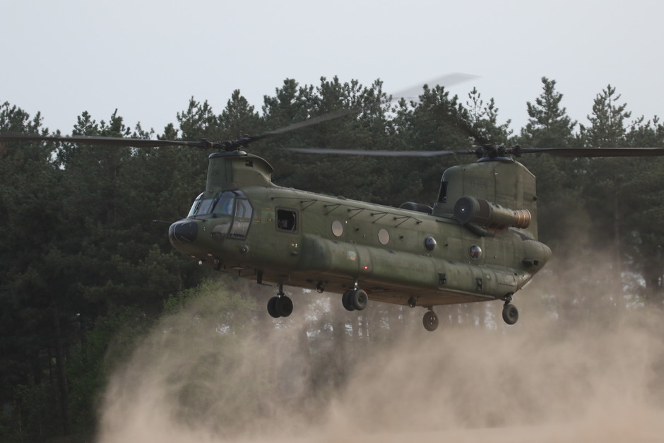 20190423 2 Koninklijke Luchtmacht Chinooks kwamen vanavond 'brownout' landingen oefenen nabij Oirschot