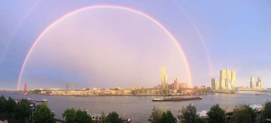 Regenboog boven Rotterdam