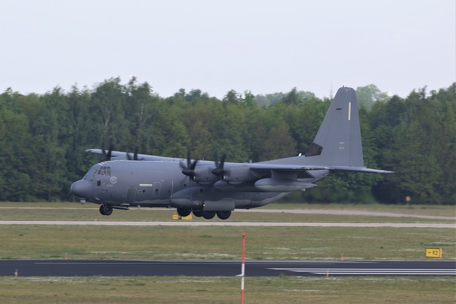 20190426 MC-130J van de Amerikaanse Luchtmacht tijdens de landing op vliegbasis Eindhoven