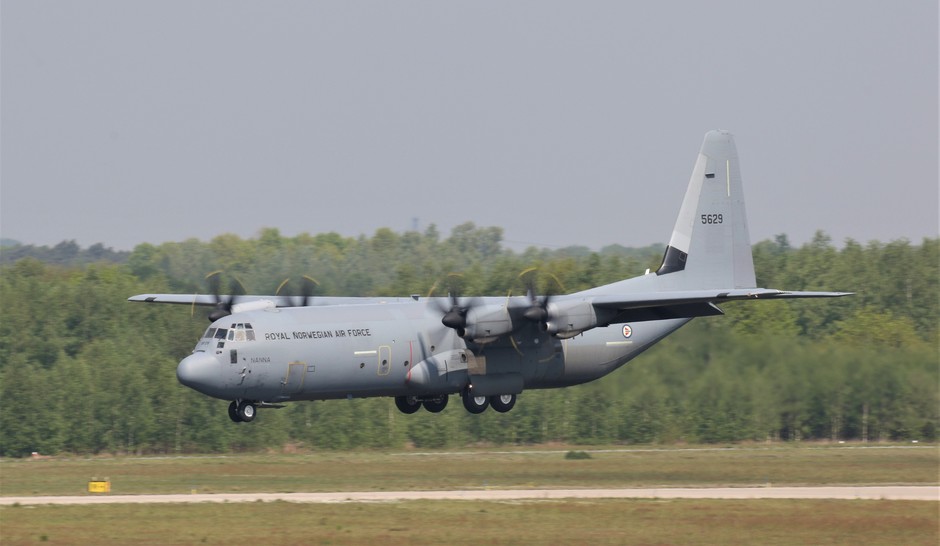 20190429 C-130 Hercules van de Noorse Luchtmacht tijdens de landing op vlb Eindhoven