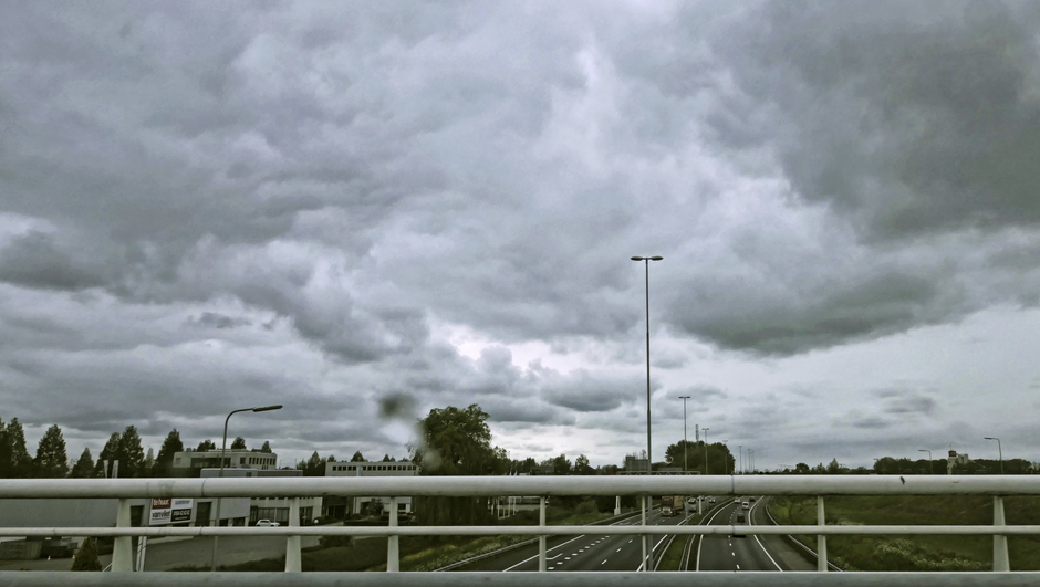 Grijze wolken boven A15 Gorinchem