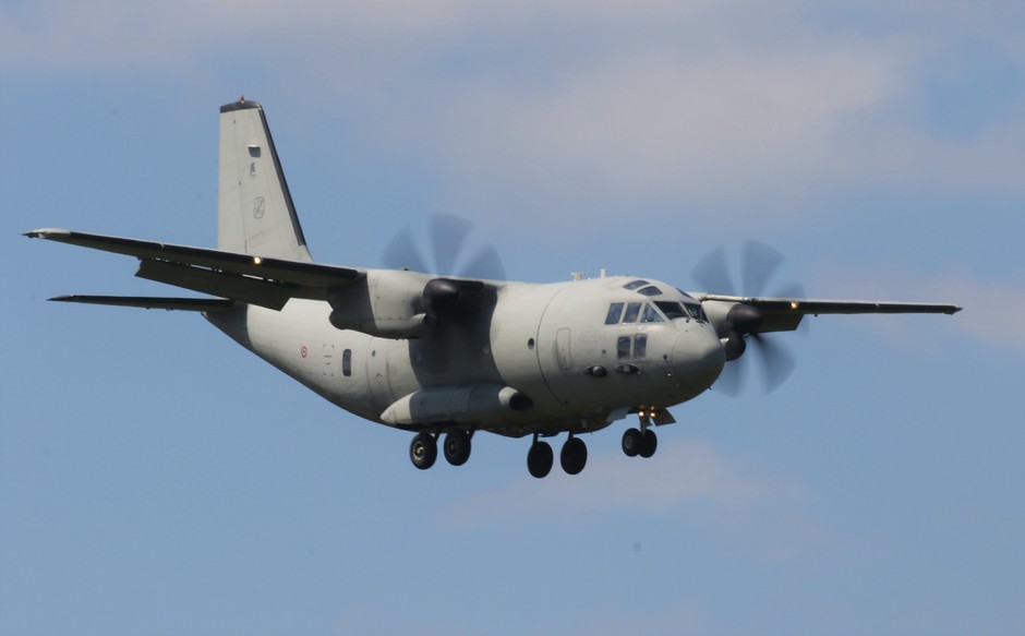 20190415 Italiaans transport vliegtuig C-27 tijdens de landing op Vlb Eindhoven 