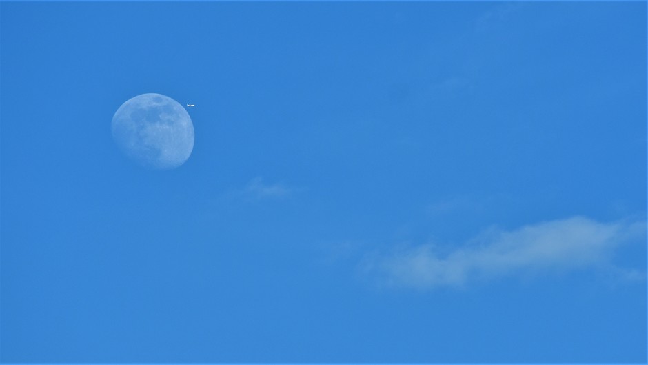 De maan, Blauwe lucht en een verdwaald wolkje