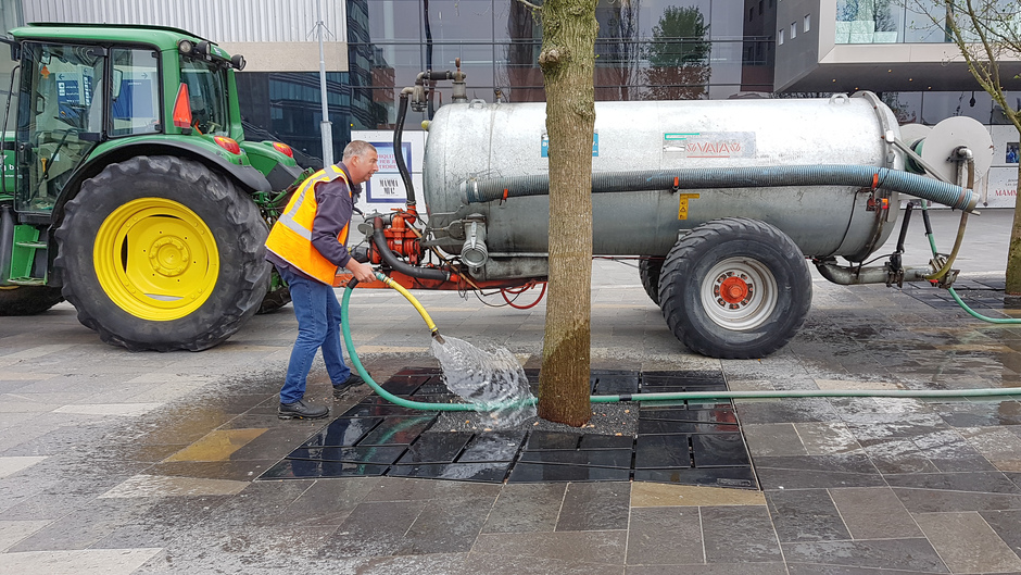 Nieuw geplante bomen extra water geven op het Jaarbeursplein in Utrecht