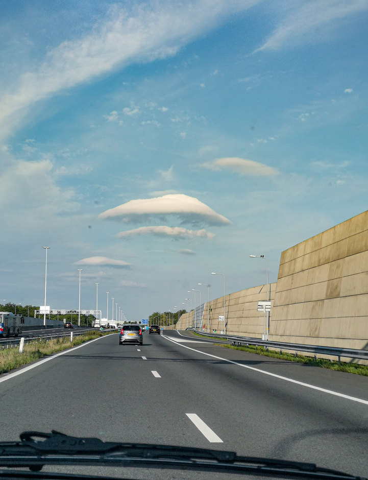 Prachtige lenticularis wolken boven Rotterdam!