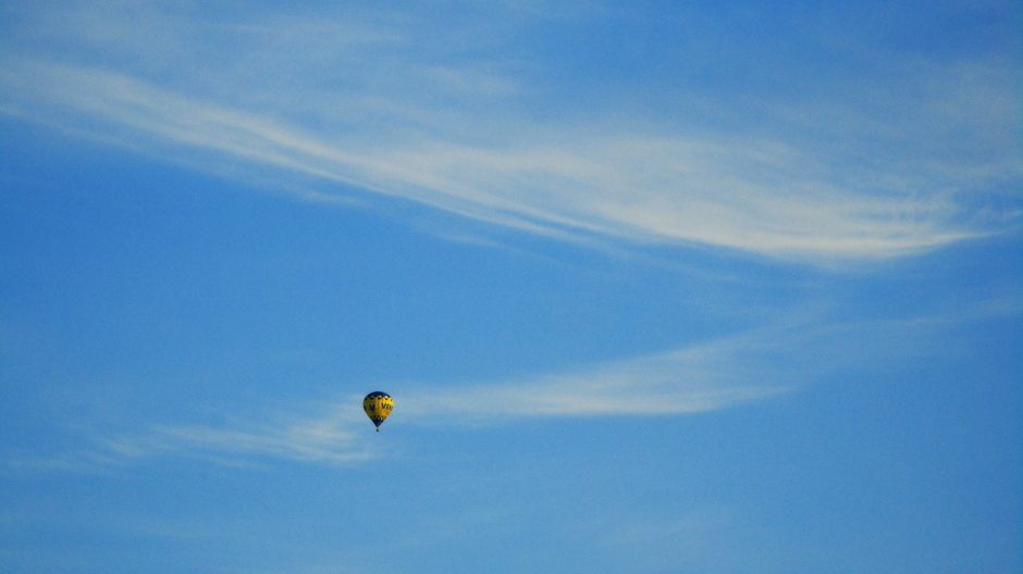 Luchtballon en hoge bewolking