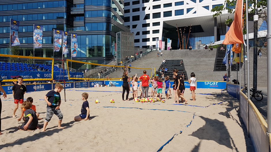 Heerlijk weer voor het beachvolleybal toernooi in Utrecht 