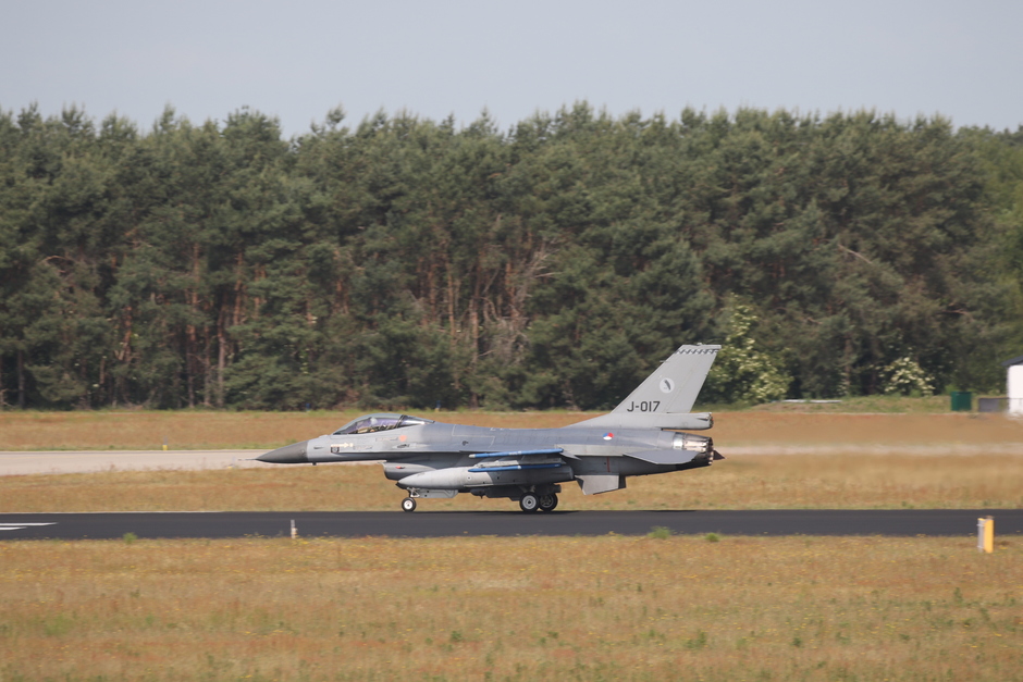 20190604 bij mooi zonnig weer, vertrokken een aantal F-16s die tijdelijk gebaseerd zijn op vlb Eindhoven