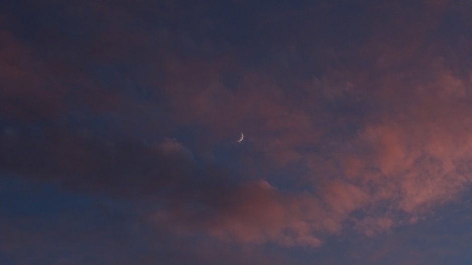 De Maan tijdens zonsondergang