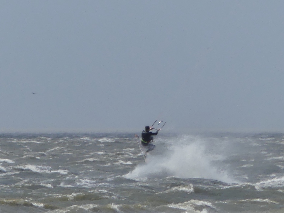 Kitesurfer in de storm