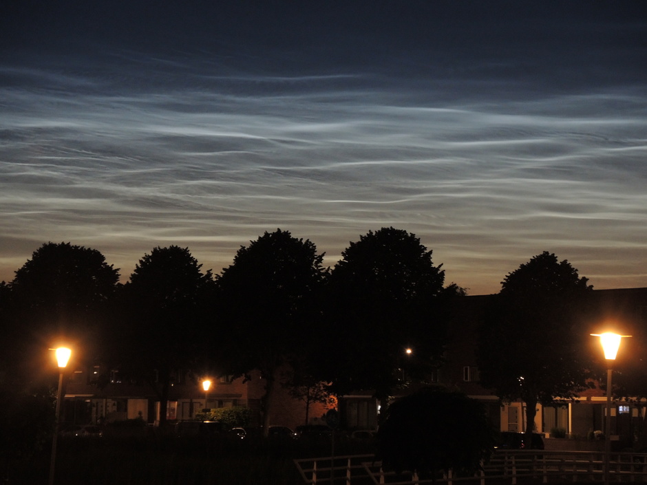 Lichtende nachtwolken boven Zwolle