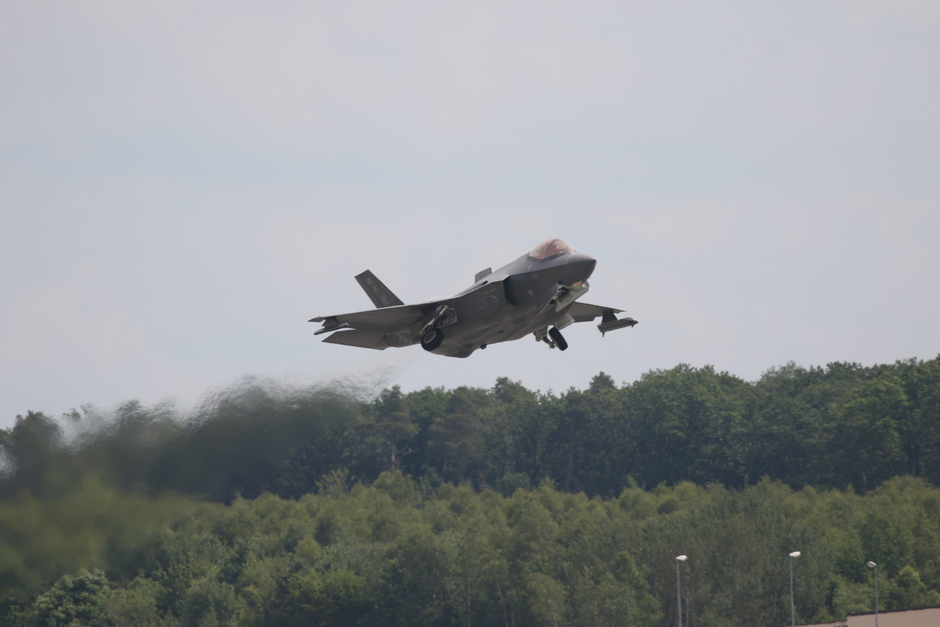 20190618 F-35 van de Amerikaanse Luchtmacht tijdens vertrek van vlb Spangdahlem (de) bij erg warm weer (30 graden) met bewolking