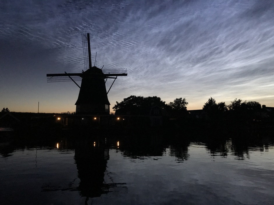 Lichtengevende nachtwolk boven Â±Vreeland (met molen/water)