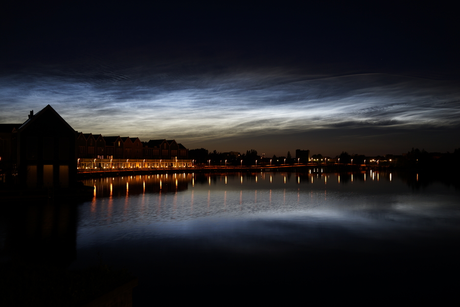 Lichtende nachtwolken bij de Rietplas in Houten