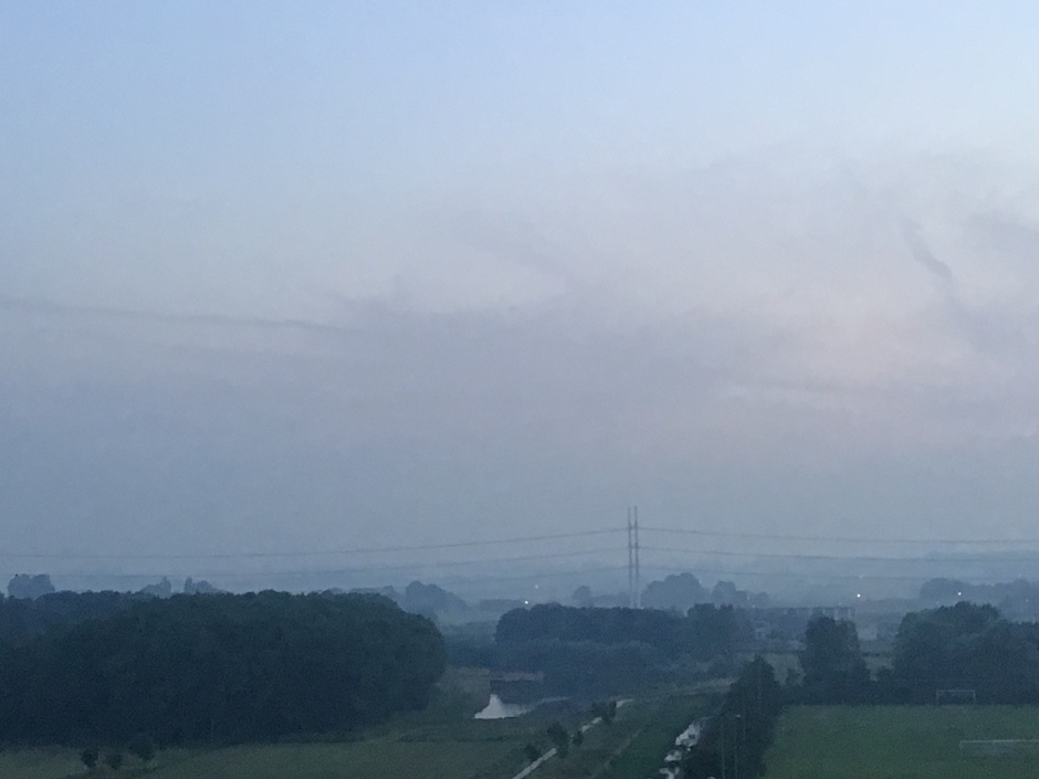 Westland gehuld in dikke laag mist/ smog