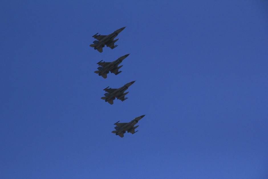 Blauwe lucht en F16's