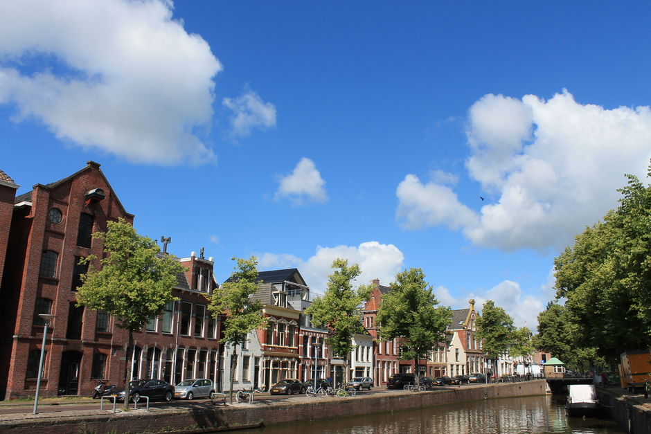 Wolken, blauwe lucht, aan het Hoge der A in het centrum van Groningen.