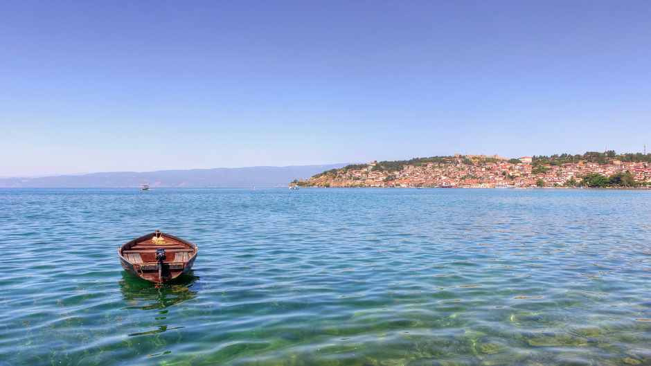 03-07-2019 Een strak blauwe lucht boven het meer van Ohrid (Ohrid, Macedonie) 