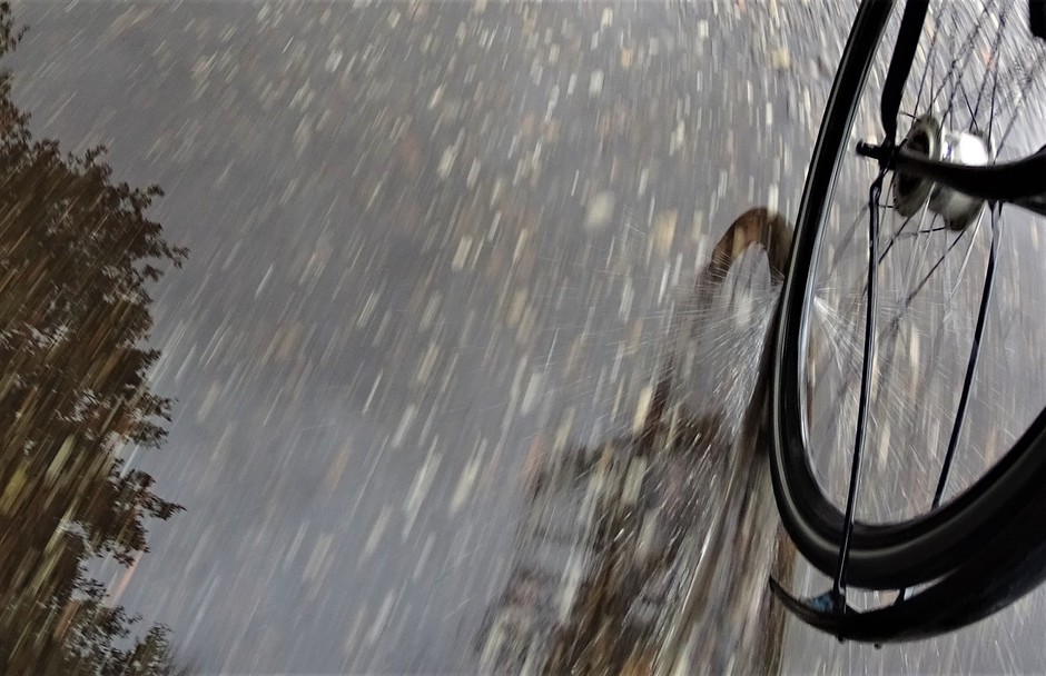 Wateroverlast, fietsen door de regenplassen