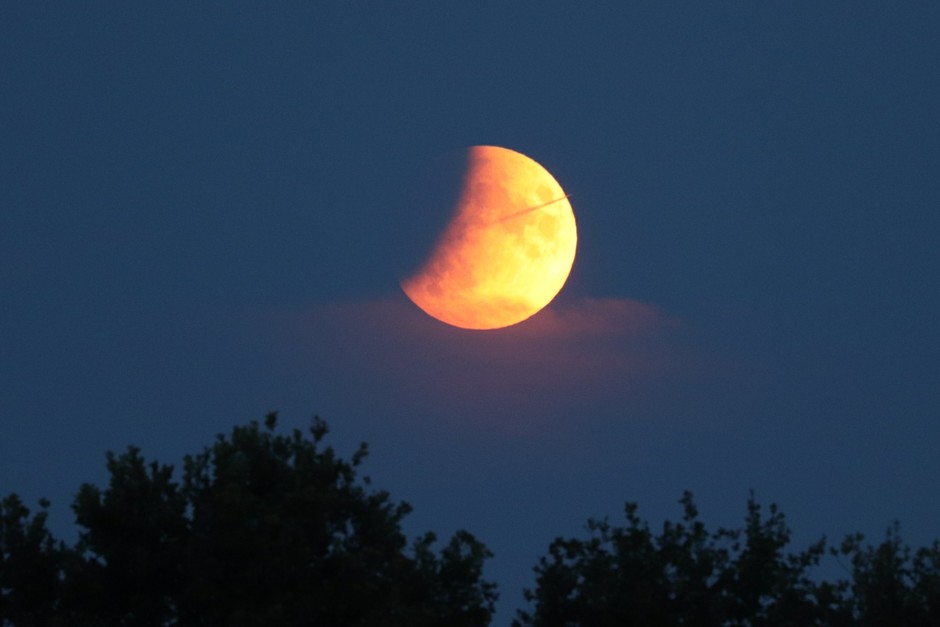 Gedeeltelijke maansverduistering boven Volkel gisteravond