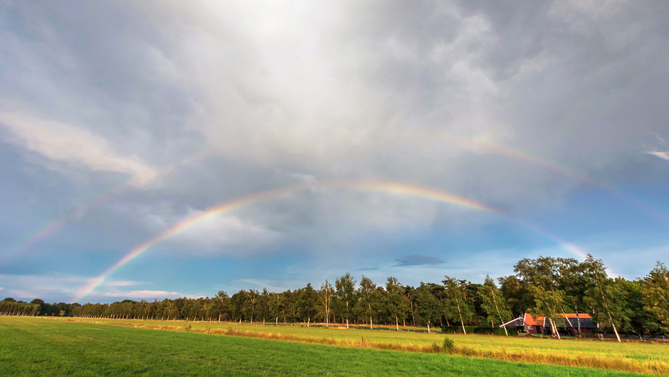 20-07-2019 Mooie buienlucht met regenboog in Albergen