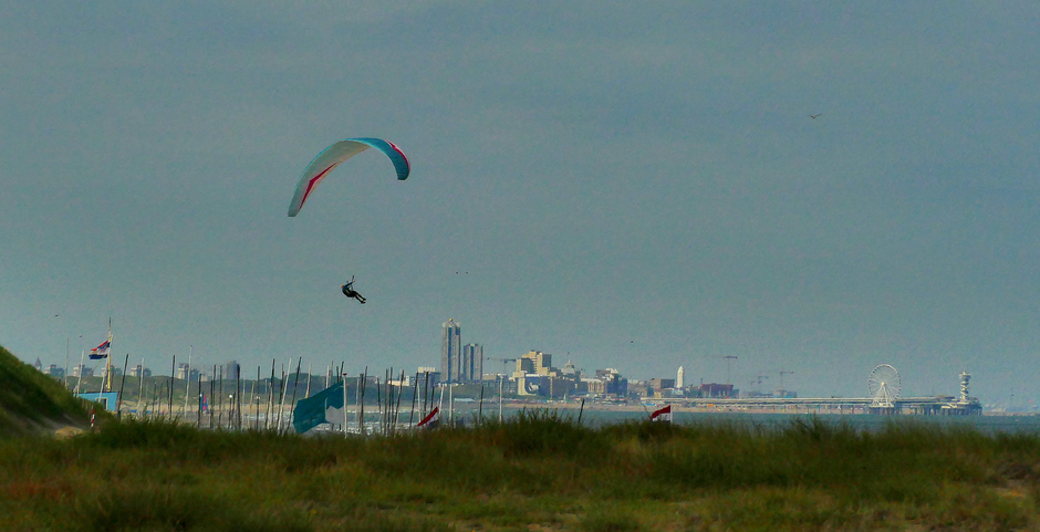 Paraglider langs de kust van Katwijk.